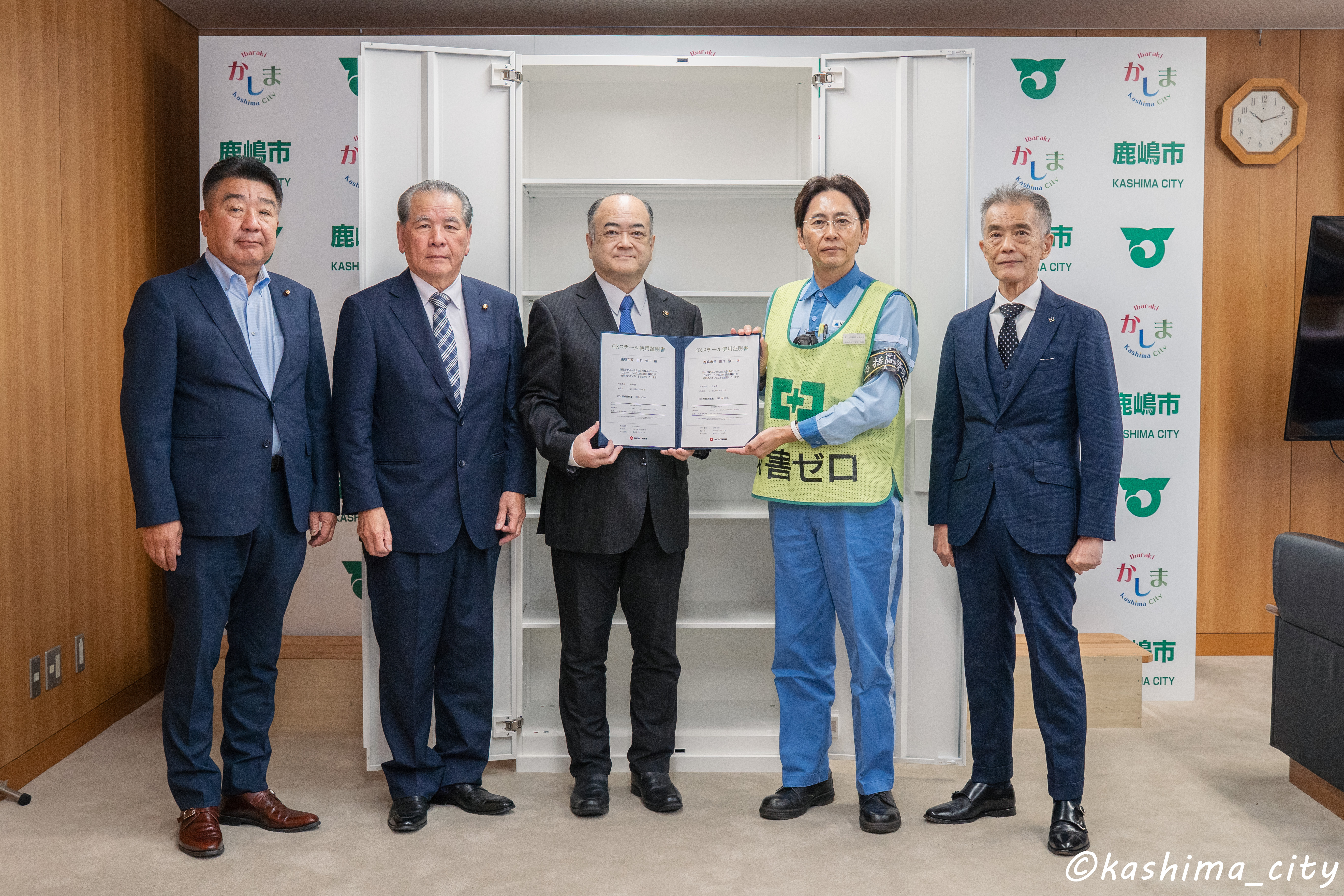 導入した棚と日本製鉄(株)東日本製作所 安光副所長、田口市長らの集合写真