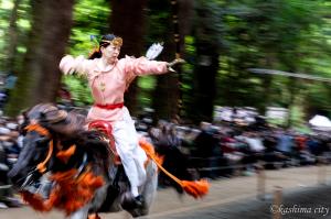 流鏑馬　弓を射る女性騎手