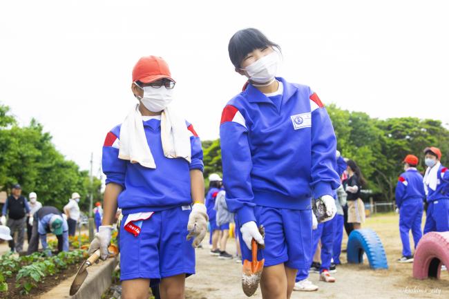 小学生と地域の方々で花植え①（大同東小）