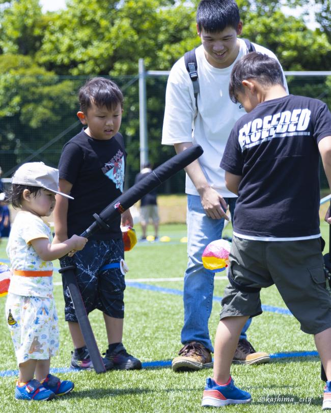 スポーツチャンバラをする子どもたち