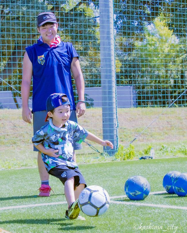 フットゴルフをする子ども