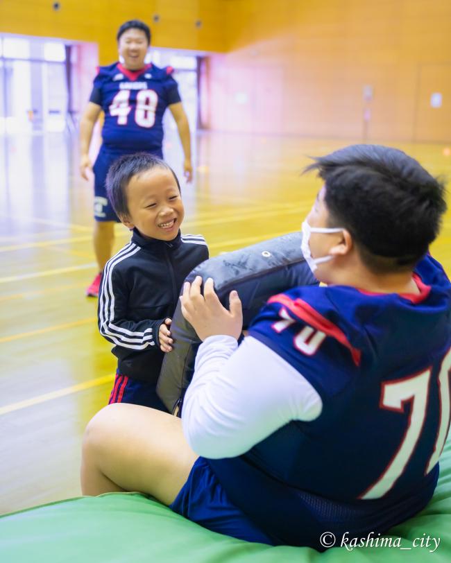 アメリカンフットボール体験をする子供