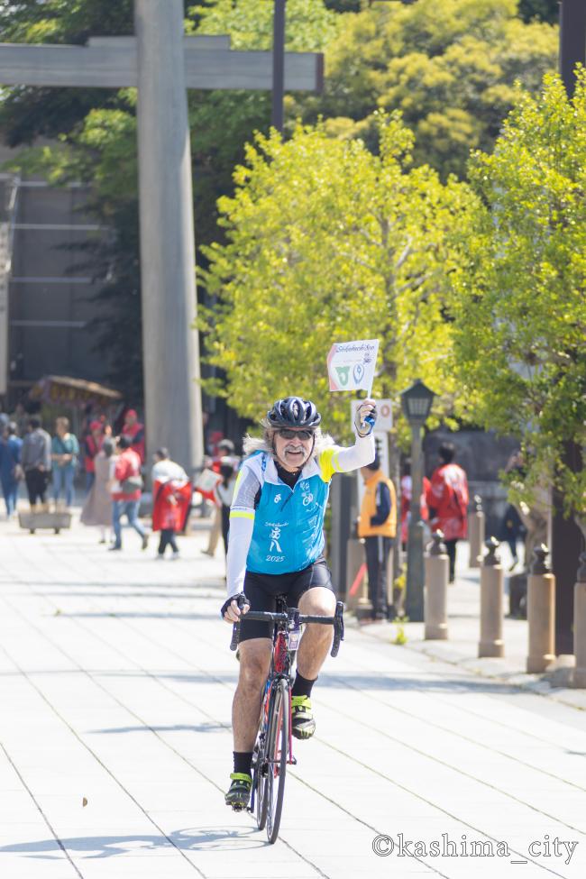 自転車で走るオーストラリアの男性