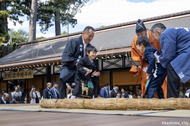 笑顔で取り組みをする男の子