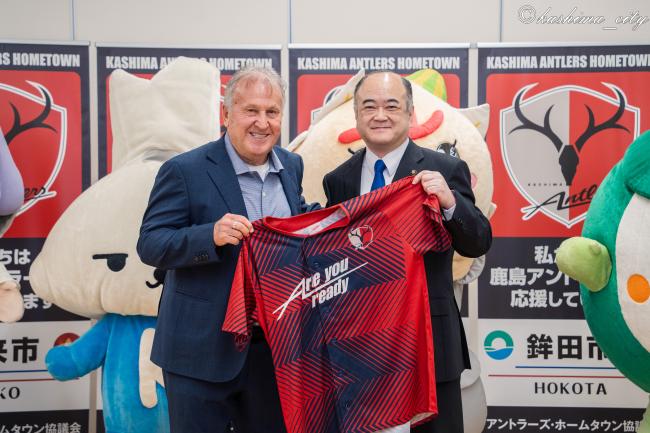 ジーコクラブアドバイザーからシャツの贈呈を受ける田口市長