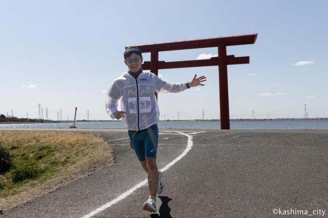 沿道の声援に応える男性