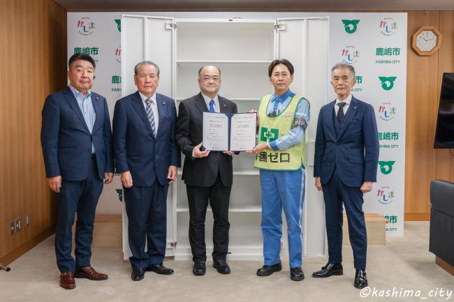 導入した棚と日本製鉄(株)東日本製作所 安光副所長、田口市長らの集合写真