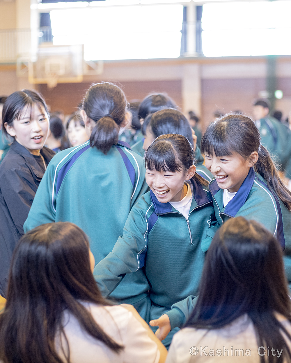 西帰浦市の中学生と笑顔で交流