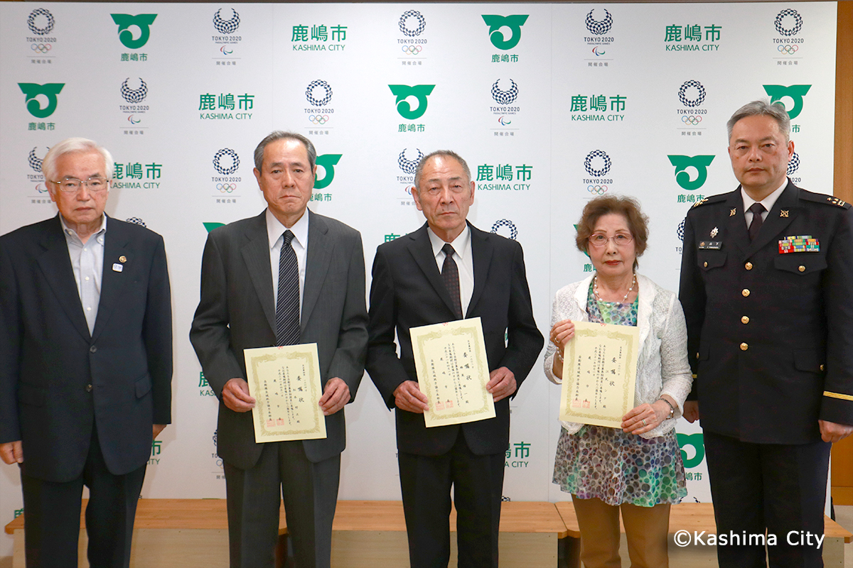 左から、市村副市長、相談員の松本さん、蜂巣さん、江尻さん、山下自衛隊茨城地方協力本部長