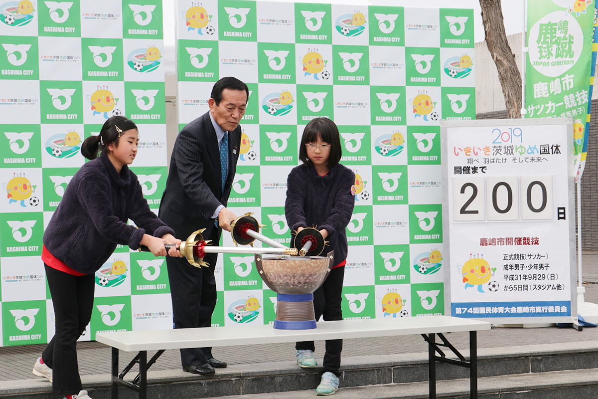 市民とともに炬火トーチに点火する錦織市長