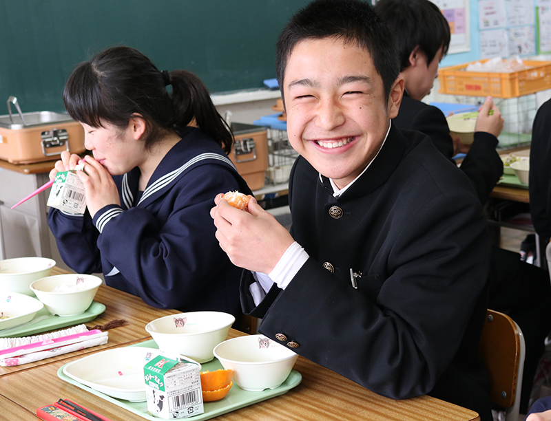 「蔵出しみかん」を味わう生徒たち